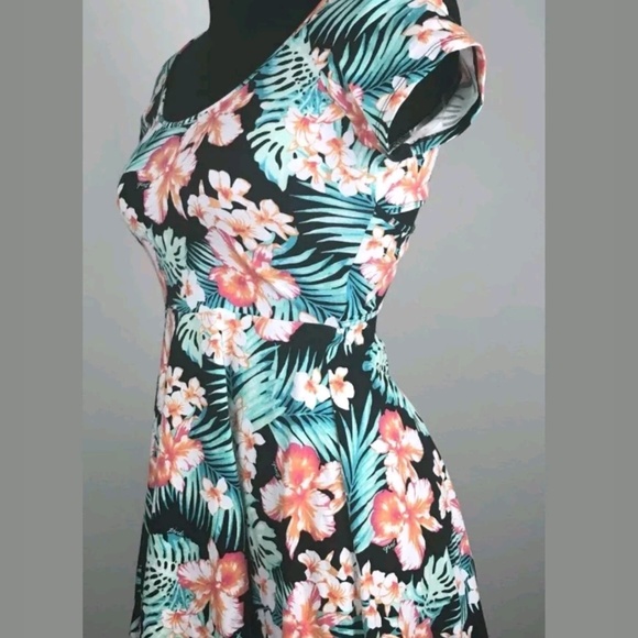 Victoria's Secret PINK Hibiscus Floral Beach Resor - Picture 3 of 5